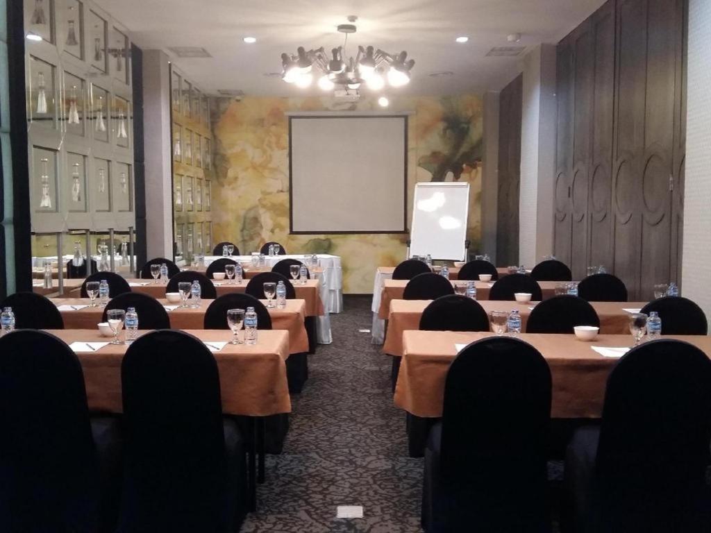 Couleur Hotel Cengkareng Джакарта Екстериор снимка